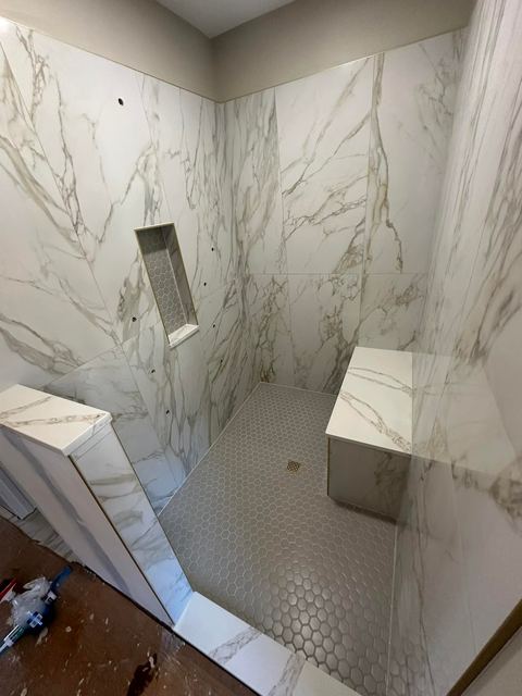 Calacatta-look shower, niche and hex floor