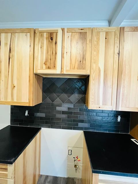 Dark tile set on the diagonal behind the range