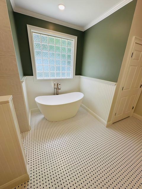Hex mosaic floor under a freestanding tub