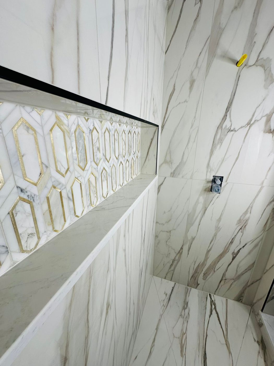 Elongated hex inlay running the length of a niche