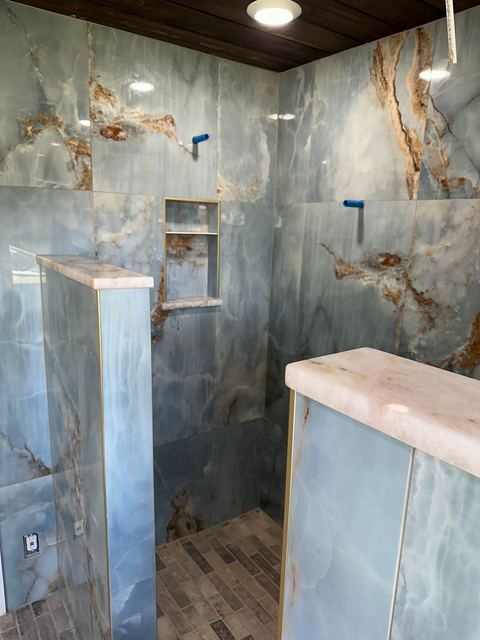 Onyx-look walls, twin niches and a half wall