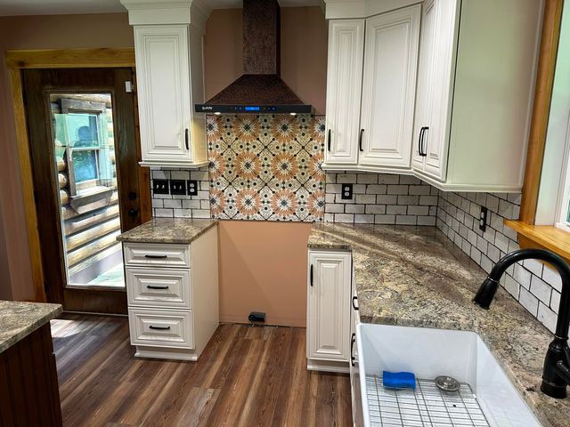 Patterned feature tile behind the range