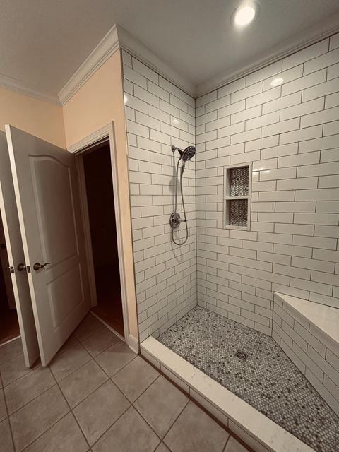 Subway shower with a niche and a bench
